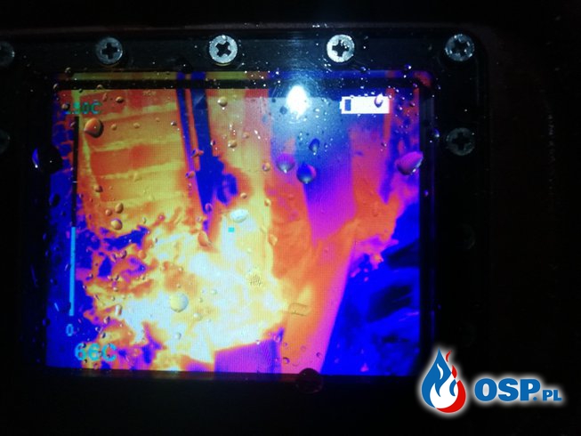 Pożar drewnianego poddasza. W akcji 7 zastępów OSP i PSP. OSP Ochotnicza Straż Pożarna