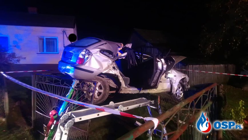 Auto dachowało i zawisło na ogrodzeniu. Pijany kierowca uciekł zostawiając rannych w pojeździe. OSP Ochotnicza Straż Pożarna