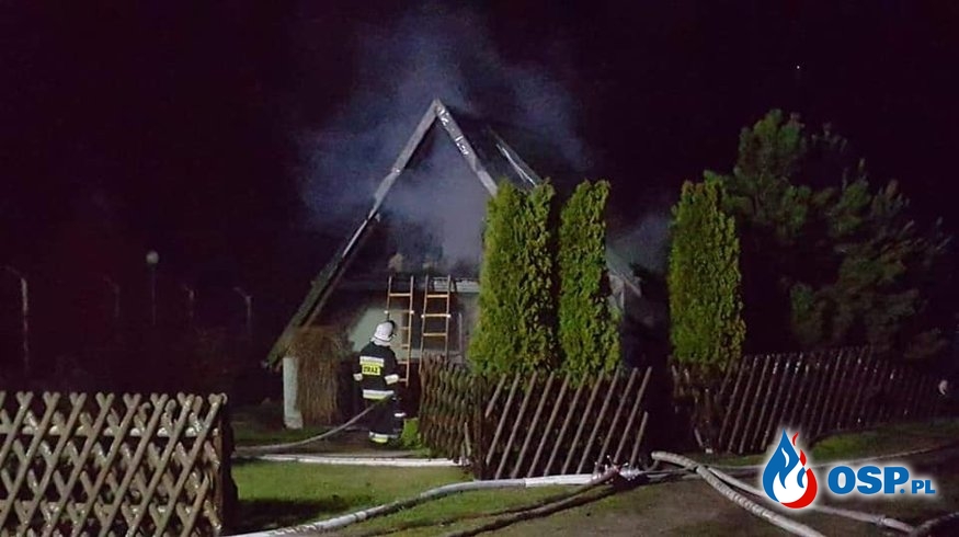 Nocny pożar w Białym Borze. Palił się domek letniskowy i przyczepa. OSP Ochotnicza Straż Pożarna