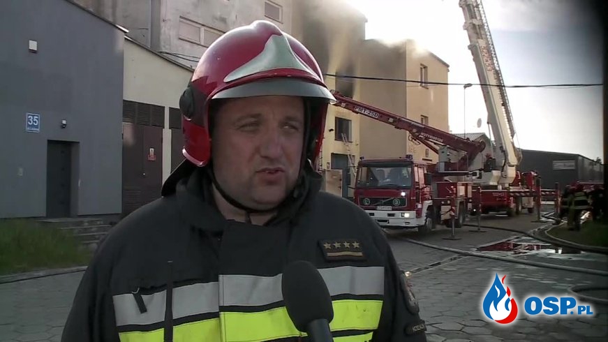 Dwie osoby ranne w pożarze hali produkcyjnej w Koszalinie. "Próbowały gasić ogień". OSP Ochotnicza Straż Pożarna