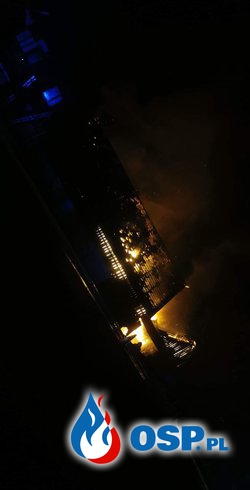 Nocny pożar w Krośnicy. Spłonęły stodoły, strażacy uratowali dom. OSP Ochotnicza Straż Pożarna