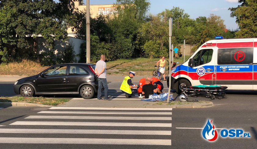 Wypadek w Opolu. Na skrzyżowaniu samochód zderzył się ze skuterem. OSP Ochotnicza Straż Pożarna