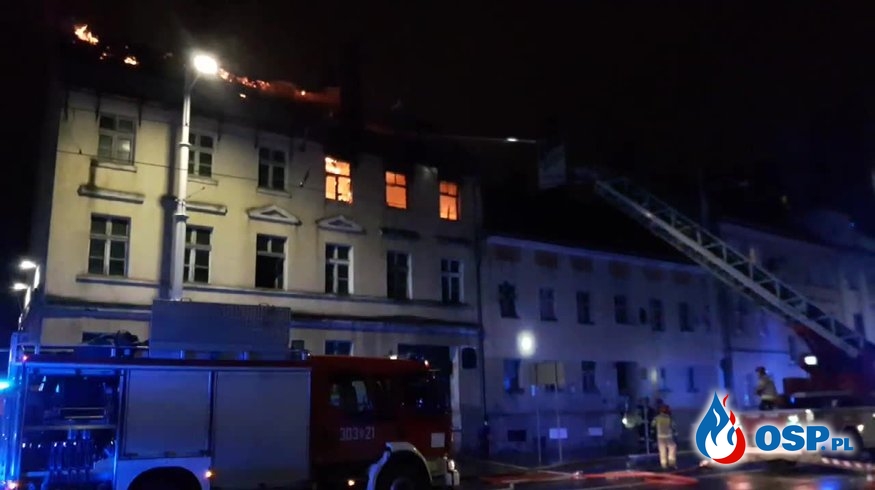 Pożar pustostanu we Wrocławiu. Ewakuowano mieszkańców sąsiedniego budynku. OSP Ochotnicza Straż Pożarna