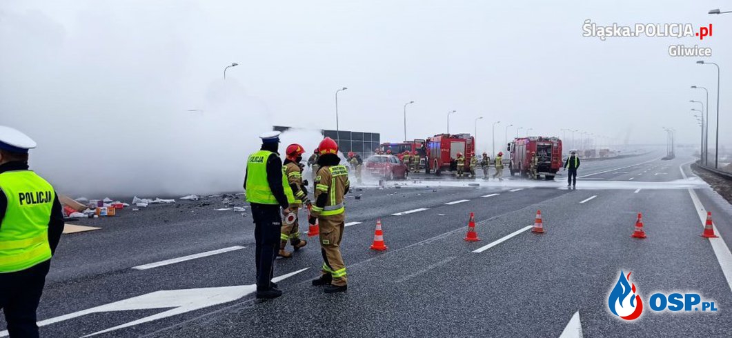 Wypadek i pożar na A4, spłonęły dwa auta. Jeden z kierowców w szpitalu. OSP Ochotnicza Straż Pożarna