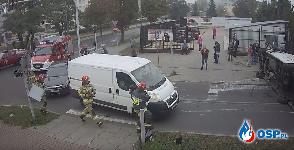 Wypadek na skrzyżowaniu, dojazd służb i akcja na miejscu zdarzenia OSP Ochotnicza Straż Pożarna