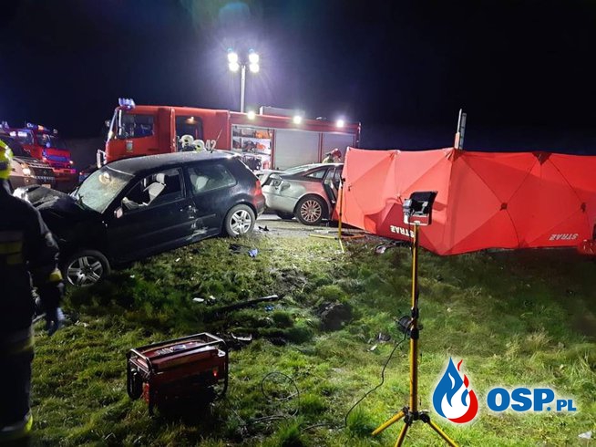 Tragiczne zderzenie trzech aut, z jednego wypadł silnik. Zginęła młoda kobieta. OSP Ochotnicza Straż Pożarna