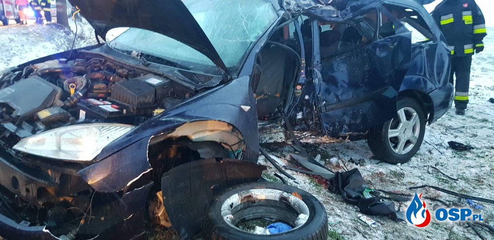 37-letni kierowca nie żyje. Ford wjechał w drzewo. OSP Ochotnicza Straż Pożarna