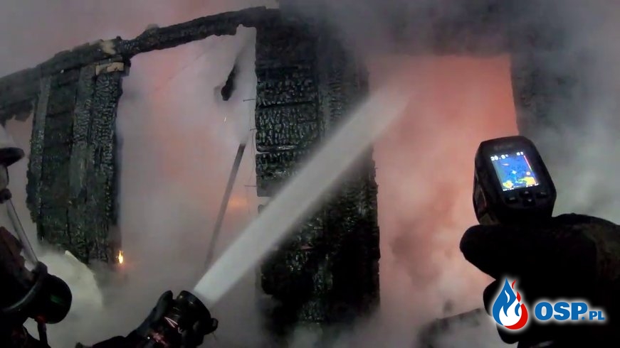 Groźny pożar pustostanu. Zobacz akcję nagraną kamerą na strażackim hełmie. OSP Ochotnicza Straż Pożarna
