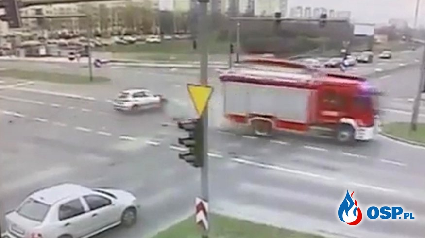 Wóz strażacki zderzył się z osobówką. Wypadek na skrzyżowaniu w Poznaniu. OSP Ochotnicza Straż Pożarna