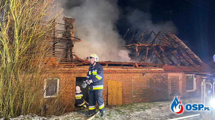 Dach domu zawalił się podczas pożaru. Rodzina nie może do niego wrócić. OSP Ochotnicza Straż Pożarna
