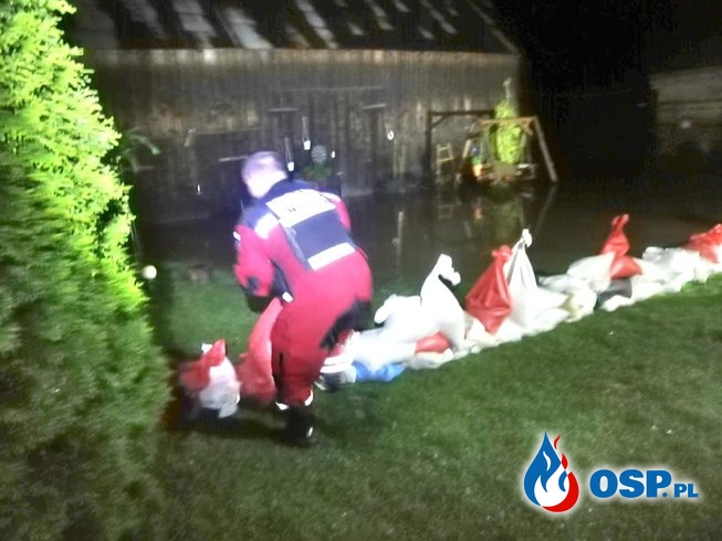 Woda porwała wóz strażacki. W środku ewakuowana rodzina z dziećmi. OSP Ochotnicza Straż Pożarna
