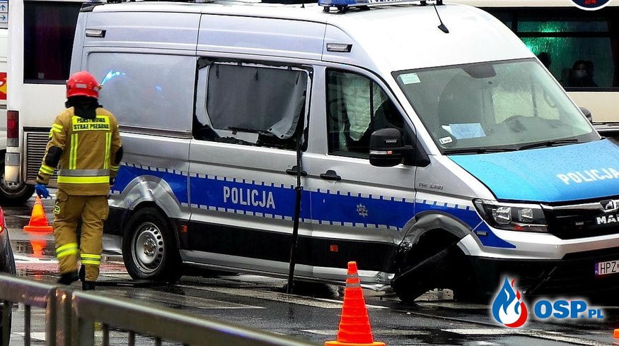 Policjant ranny po wypadku radiowozu w Warszawie OSP Ochotnicza Straż Pożarna