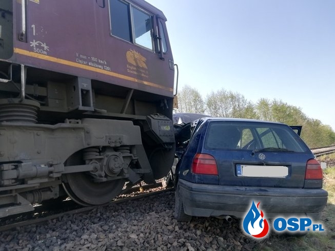 Auto wjechało pod pociąg, dwie osoby ranne. Interweniował śmigłowiec LPR. OSP Ochotnicza Straż Pożarna