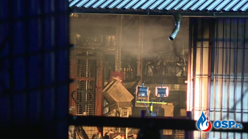 14 zastępów gasiło pożar hali w Bralinie. Obok była stacja paliw. OSP Ochotnicza Straż Pożarna