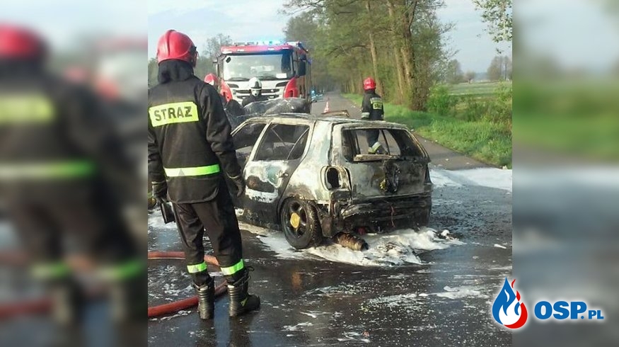 Volkswagen stanął w ogniu po czołowym zderzeniu z fordem OSP Ochotnicza Straż Pożarna
