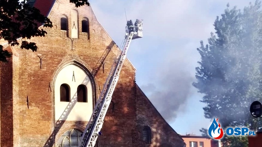 Pożar zabytkowego kościoła w Gdańsku. Ponad 100 strażaków strażaków w akcji. OSP Ochotnicza Straż Pożarna