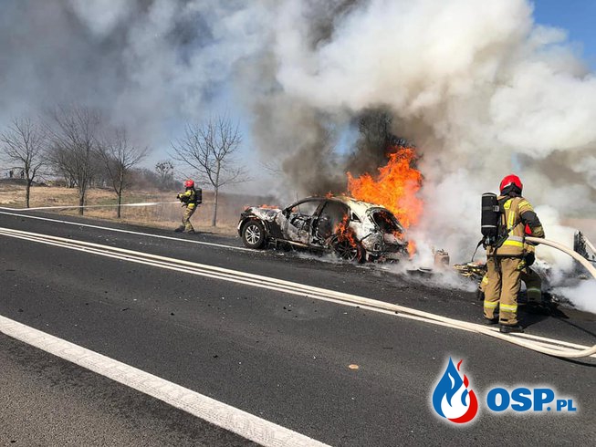 Auto ciągnące przyczepę stanęło w ogniu. Groźny pożar na krajowej "92". OSP Ochotnicza Straż Pożarna