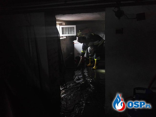 04/2016 Pompowanie wody z zalanej piwnicy OSP Ochotnicza Straż Pożarna