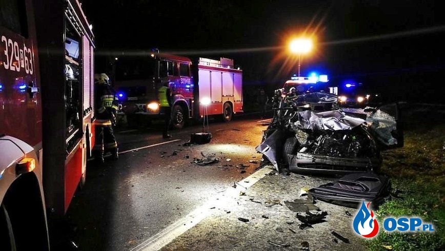 BMW wjechało w naczepę ciężarówki, trzy osoby trafiły do szpitala OSP Ochotnicza Straż Pożarna