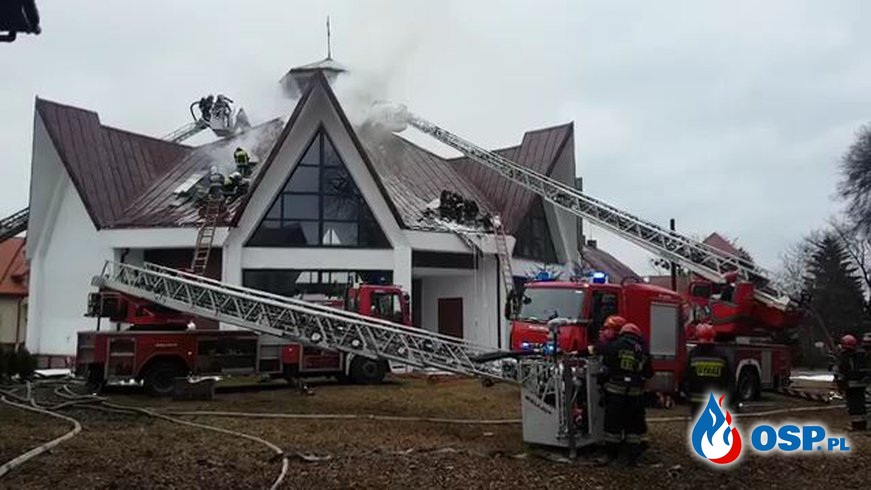 Płonie dach kościoła w Łodzi. W akcji 12 zastępów. OSP Ochotnicza Straż Pożarna