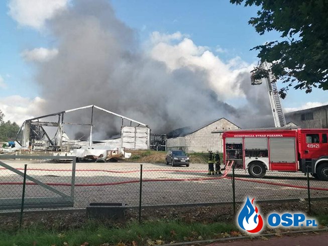 Pożar w fabryce łodzi pod Chojnicami. Z ogniem walczy ponad 30 zastępów. OSP Ochotnicza Straż Pożarna