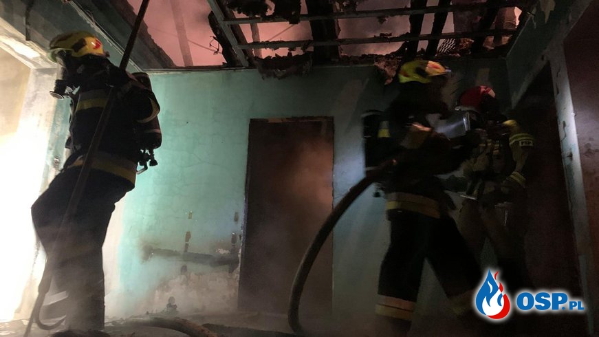 Nocny pożar opuszczonego budynku w Gogolinie. W akcji 5 zastępów strażaków. OSP Ochotnicza Straż Pożarna