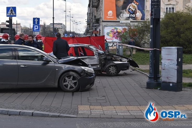 Tragiczne zderzenie dwóch aut w centrum Łodzi. Zginęła kobieta. OSP Ochotnicza Straż Pożarna