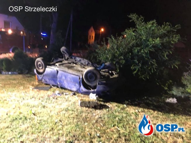 Samochód dachował w nocy pod Opolem. Jedna osoba ranna. OSP Ochotnicza Straż Pożarna
