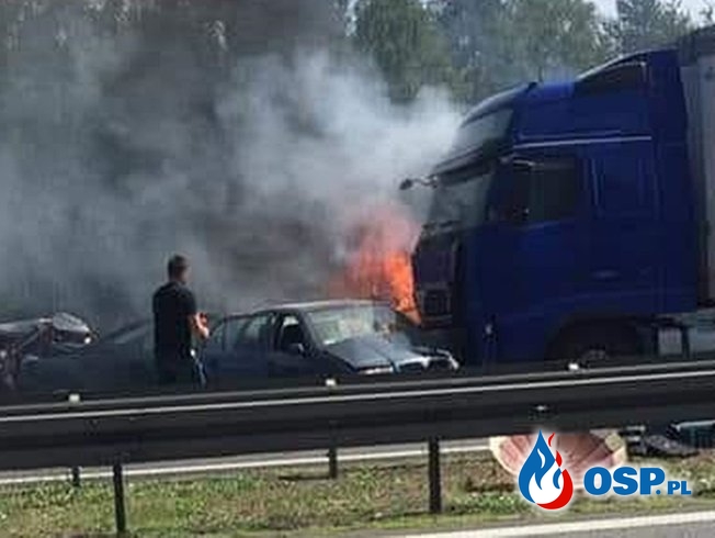 6 osób zginęło w wypadku na A6 pod Szczecinem. Auta zapaliły się po zderzeniu. OSP Ochotnicza Straż Pożarna