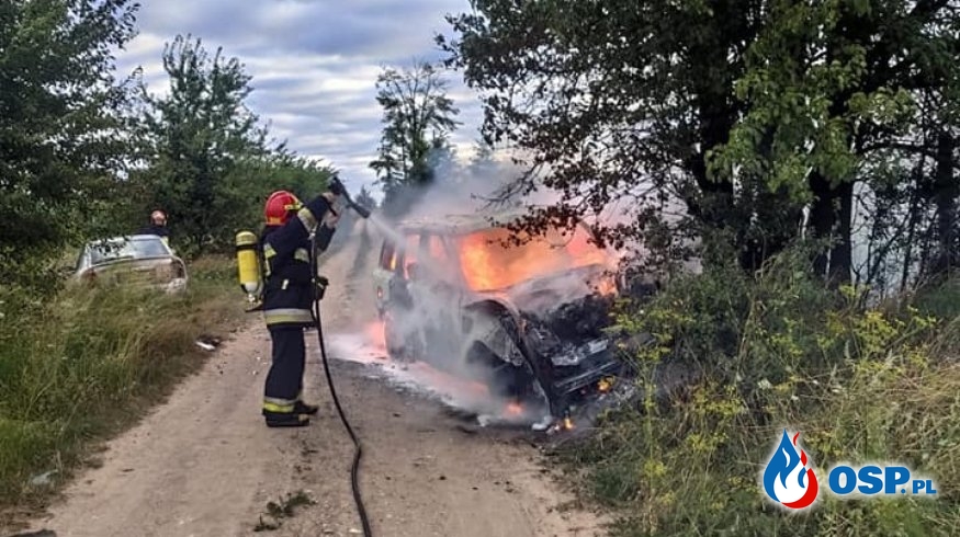 Auto terenowe zapaliło się po zderzeniu z drzewem OSP Ochotnicza Straż Pożarna