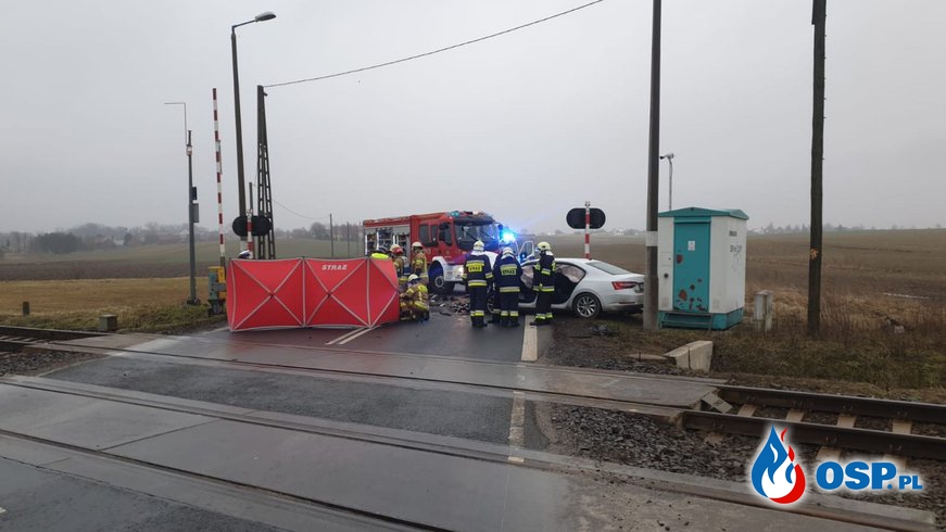 Czołowy wypadek dwóch samochodów na przejeździe kolejowym OSP Ochotnicza Straż Pożarna
