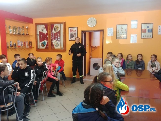 Uczniowie odwiedzili remizę OSP Ochotnicza Straż Pożarna