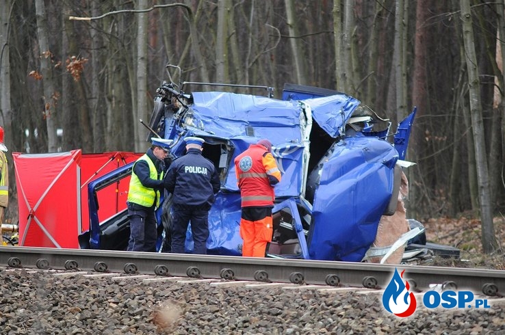 Kabina ciężarówki w kawałkach, po wypadku na przejeździe kolejowym! OSP Ochotnicza Straż Pożarna