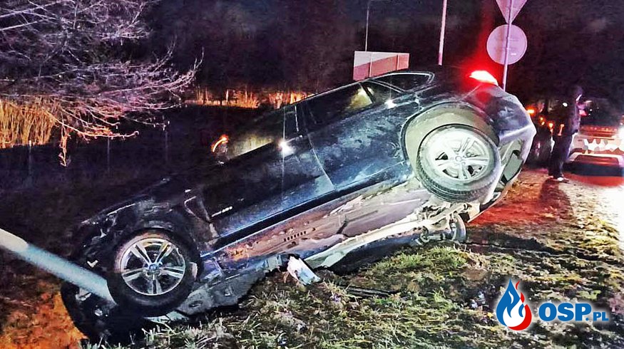 Pijany kierowca BMW wiózł swoje dzieci. Auto uderzyło w latarnię i wpadło do rowu. OSP Ochotnicza Straż Pożarna