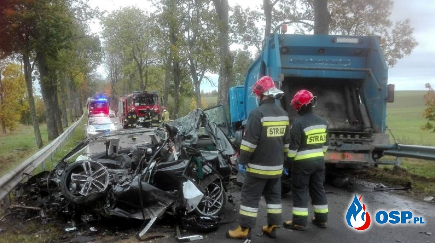 Audi roztrzaskało się o śmieciarkę. 21-latek zginął w czołowym zderzeniu. OSP Ochotnicza Straż Pożarna