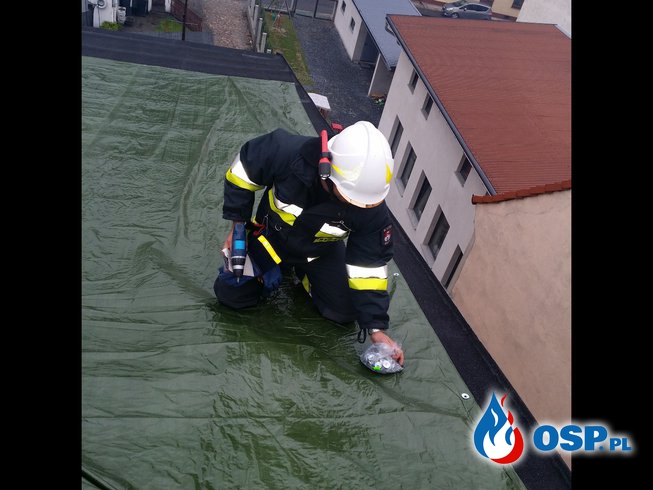 Zalewanie poddasza i mieszkań z dachu w Białej OSP Ochotnicza Straż Pożarna