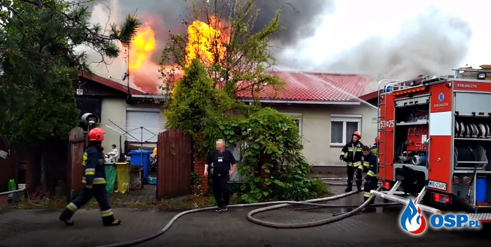 Groźny pożar pod Legionowem. Poddasze domu wielorodzinnego w ogniu. OSP Ochotnicza Straż Pożarna