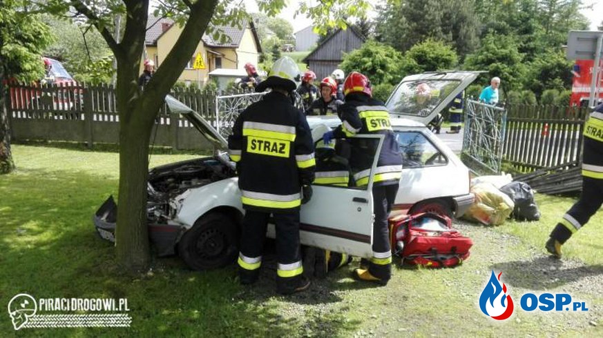 Wypadek w Polance Wielkiej. Samochód staranował ogrodzenie i uderzył w drzewo. OSP Ochotnicza Straż Pożarna