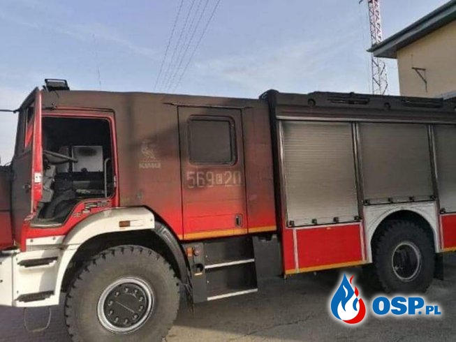 Pożar w remizie OSP Ostrówek. Uszkodzeniu uległ nowy wóz strażaków. OSP Ochotnicza Straż Pożarna