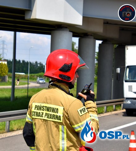 Zderzenie 3 ciężarówek pod Warszawą, kierowca był zakleszczony w kabinie. Wezwano śmigłowiec LPR. OSP Ochotnicza Straż Pożarna