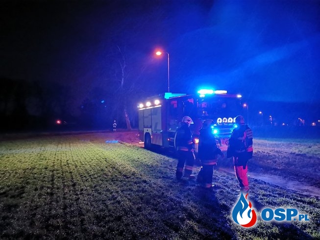 Strażacy pomogli załodze karetki, która utknęła w błocie OSP Ochotnicza Straż Pożarna