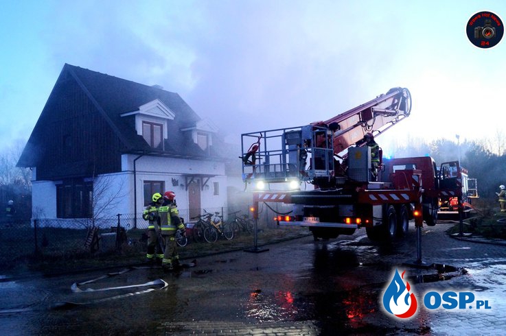 Pożar domu pod Warszawą. Mieszkańcy zdążyli uciec przed ogniem. OSP Ochotnicza Straż Pożarna
