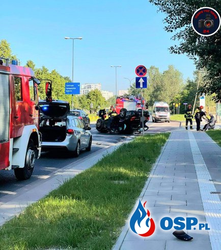 3 auta zderzyły się na warszawskim Ursynowie. Jedno z nich dachowało. OSP Ochotnicza Straż Pożarna