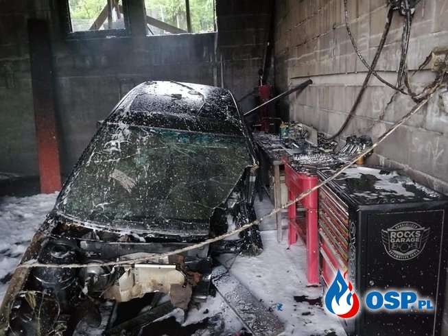 Dwa samochody spłonęły w pożarze garażu w Inwałdzie OSP Ochotnicza Straż Pożarna