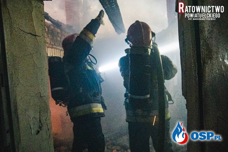 Trzy budynki spłonęły w nocnym pożarze. W akcji blisko 40 strażaków. OSP Ochotnicza Straż Pożarna