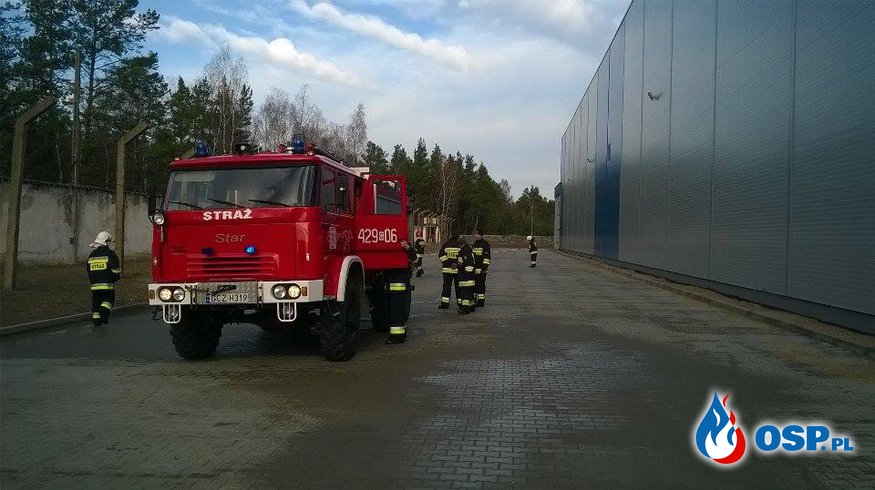 Ćwiczenia na terenie fabryki Mebli w Czarnem. OSP Ochotnicza Straż Pożarna
