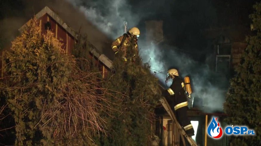 Tragiczny pożar drewnianego domu w Tarnowie. Zginął starszy mężczyzna. OSP Ochotnicza Straż Pożarna
