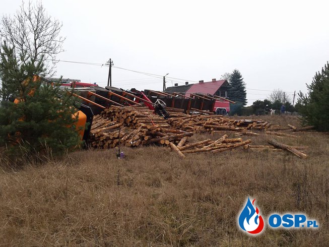 Przewrócona ciężarówka z drewnem OSP Ochotnicza Straż Pożarna