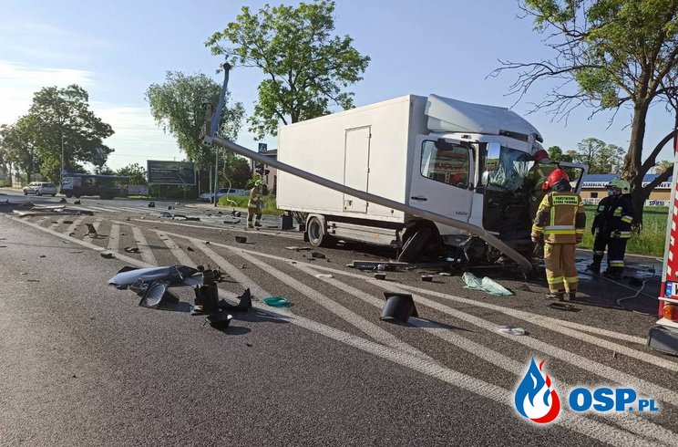 Groźny wypadek na DK92, ciężarówka zderzyła się z autem osobowym. Dwóch kierowców trafiło do szpitala. OSP Ochotnicza Straż Pożarna
