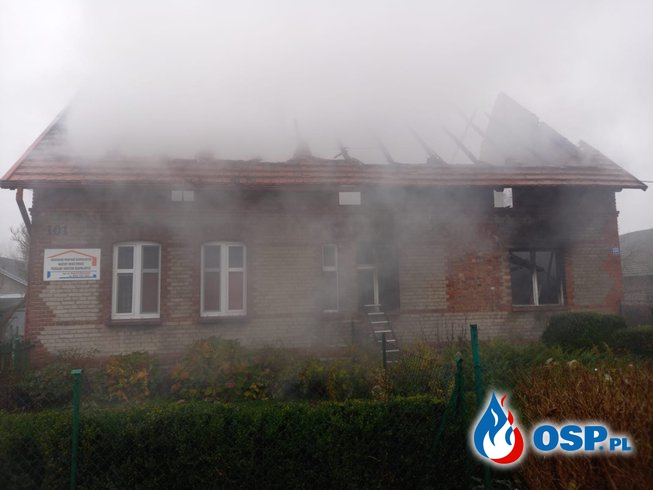 Groźny pożar domu w Gostkowie. Strażacy uratowali niepełnosprawną kobietę. OSP Ochotnicza Straż Pożarna